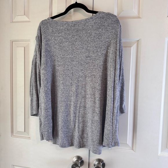 Verve Ami Women's Gray Long Sleeve  Top SZ 1X with Shoulder Buckle Detail - Picture 9 of 9